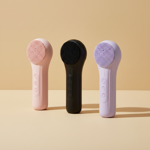 Brosse nettoyante sonique Caresia tenue contre la joue, tête en silicone au contact de la peau